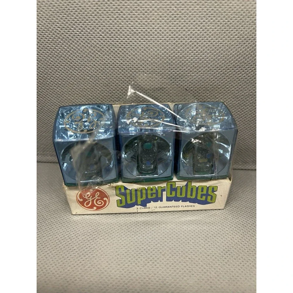 Vintage General Electric GE Super Cube Pack (3) Flash Bulbs